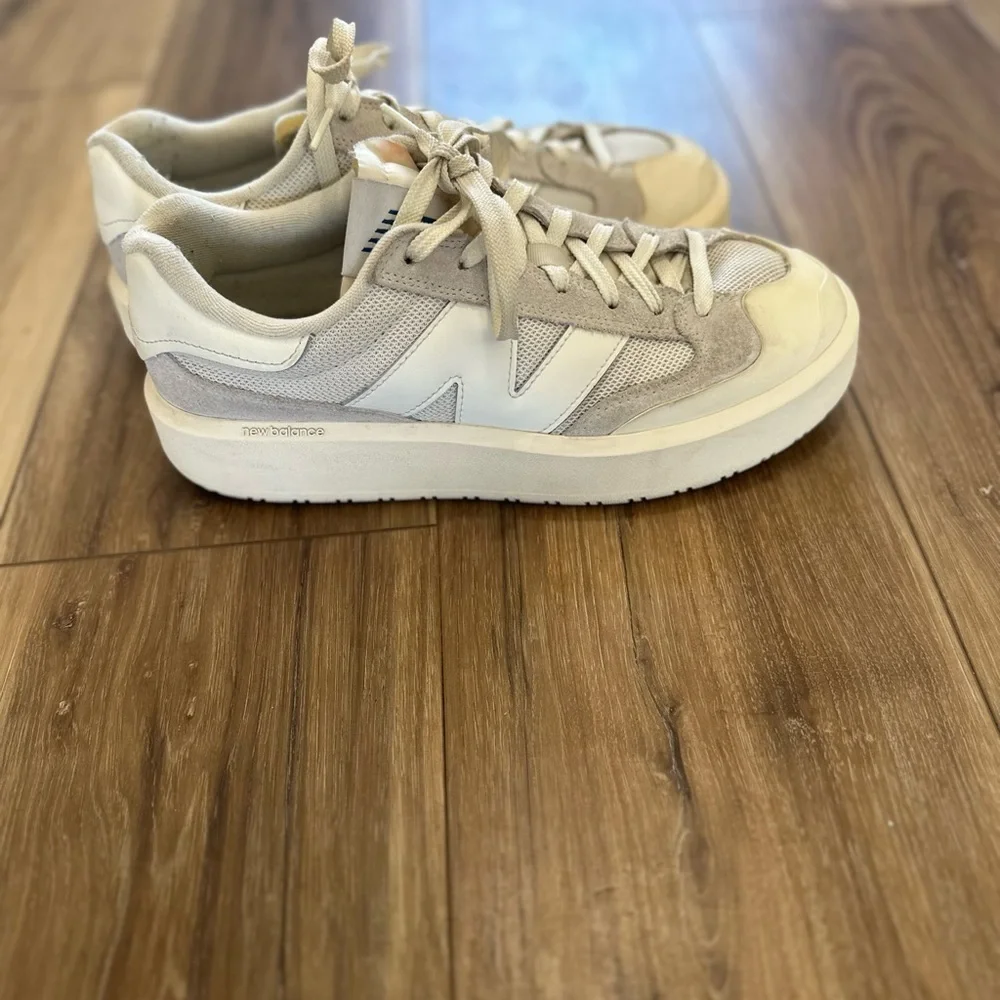 New Balance mens white and gray sneakers size 8.5